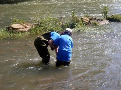 Voluntarios limpiando un ro