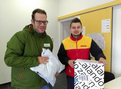 Mensajeros de DHL y Koiki